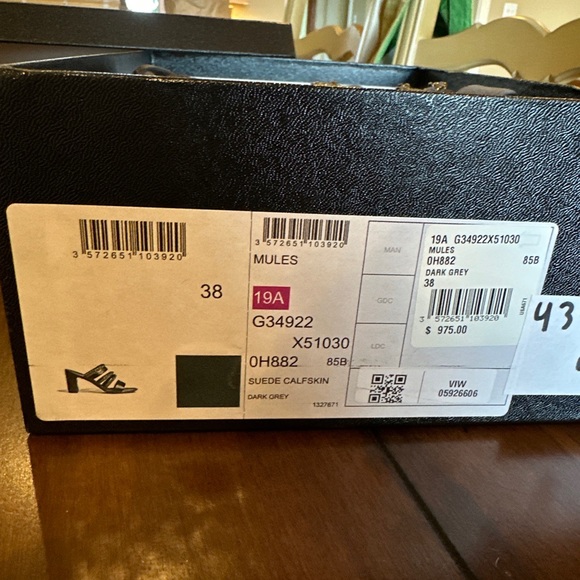 Chanel- Authentic . Comes with original packaging. Size:38 - Picture 3 of 9